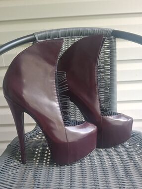 London Trash Deep Burgundy High Platform Ankle Booties, NEW